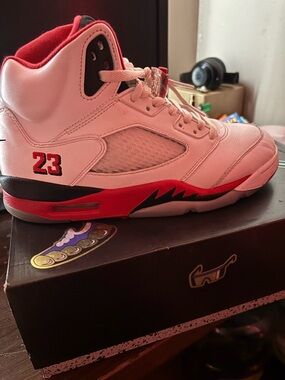 Jordan Men's White and Red Retro Basketball Sneakers